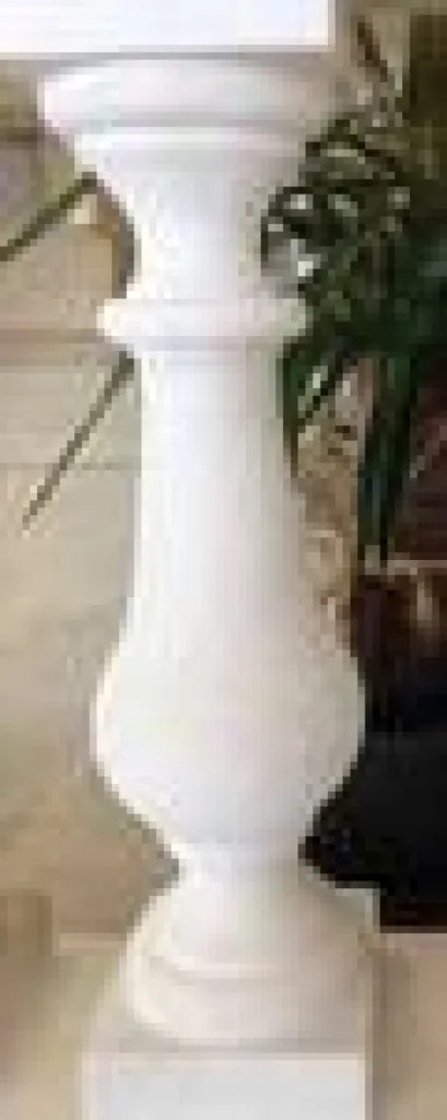 Balustre, balustrade en pierre naturelle. Dallage pierre de Dordogne sur RDV au showroom 36 rue de Bourgogne à Paris