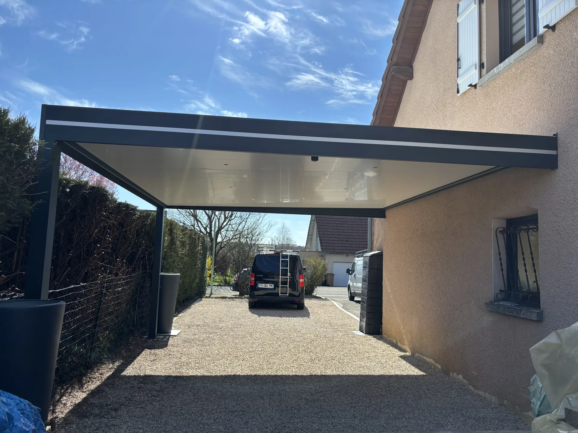 Installation à CHEVREMENT 90340 UN CARPORT Attenant  . Coloris : RAL  7016 Toiture panneau sandwich autoportant 62mm