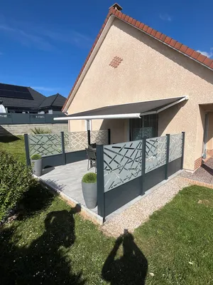 Store banne motorisé avec claustras alu vitrés