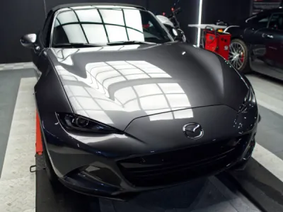 Film de protection PPF appliqué sur un modèle compact Mazda pour un résultat discret à Lorient.