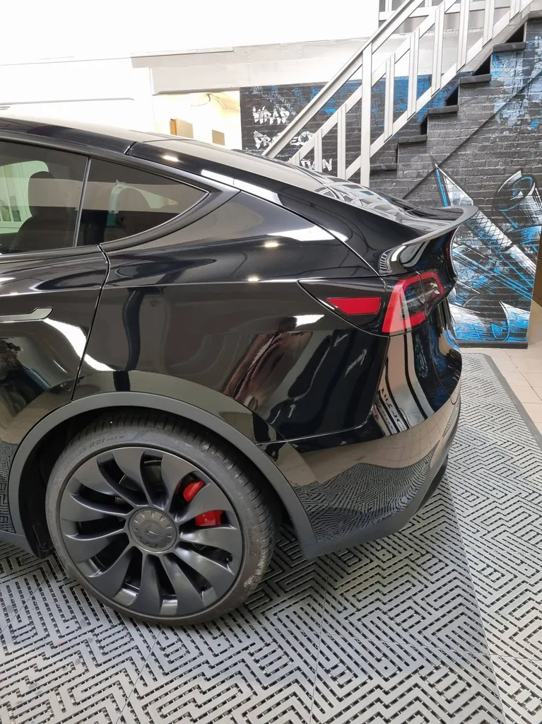 Installation d’une protection carrosserie sur une Tesla Model Y de Marseille