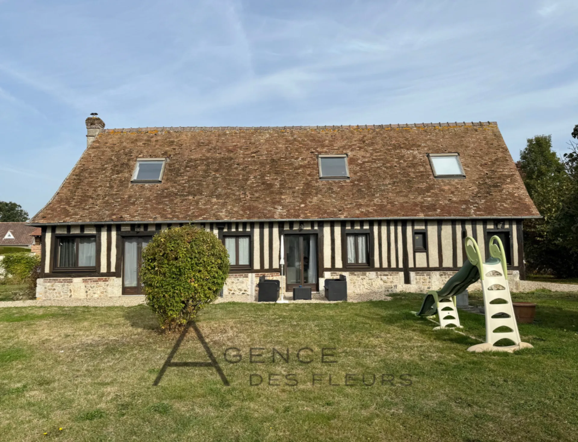 A vendre, belle longer normande de 96 m2 sur un terrain de 1200 m2 située sur la commune du Bec-Thomas 27370