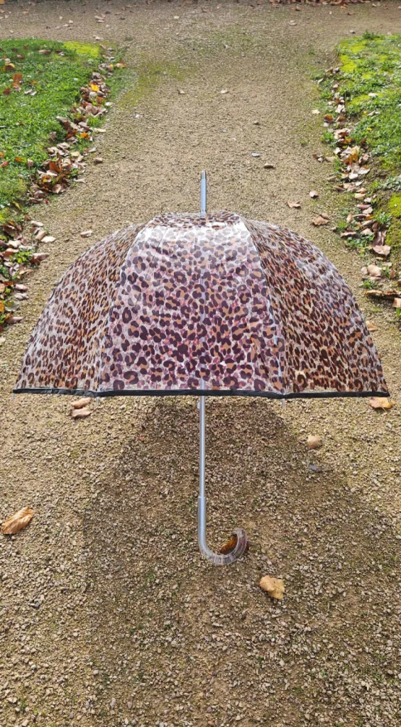 Parapluie cloche Isotoner transparent PVC/léopard beige disponible chez Evasion Eu