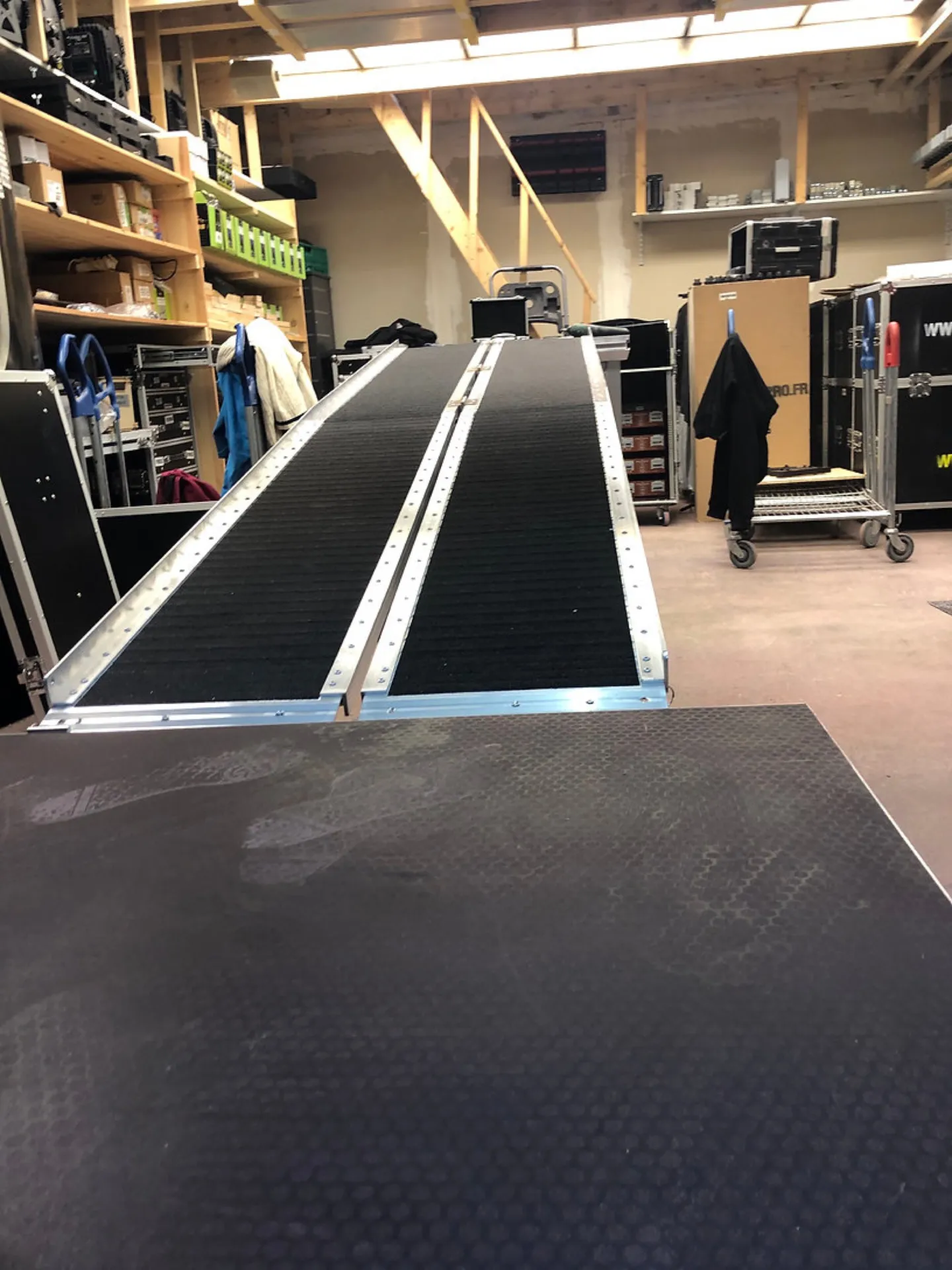 SUPPORT A FIXER SUR PODIUM POUR POSE RAMPE