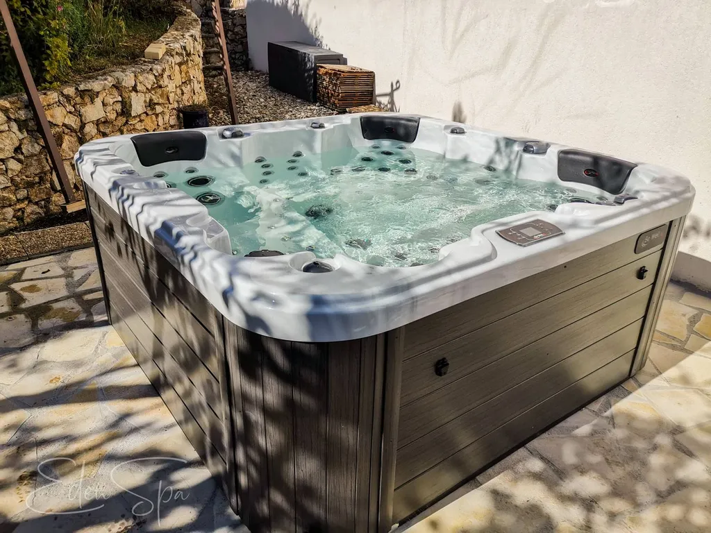 jacuzzi spa familial américain les pennes-mirabeau