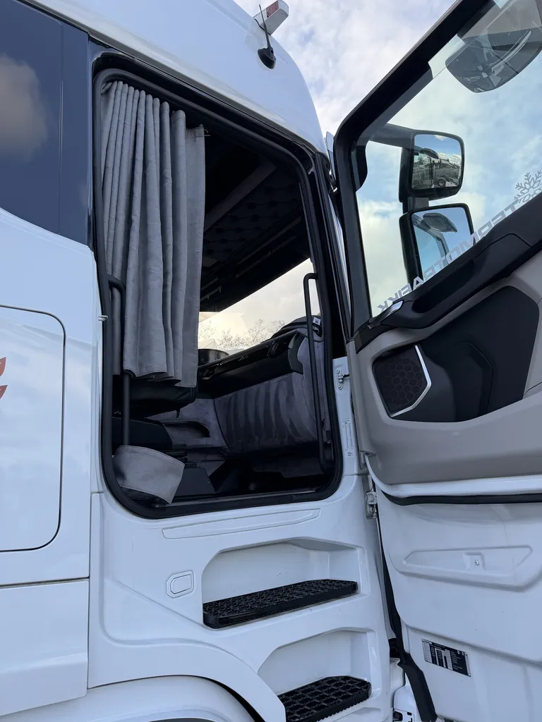 Nettoyage intérieur expert cabine poids lourd Scania avec décontamination complète, assainissement, entretien durable et protection des surfaces sensibles de l’habitacle