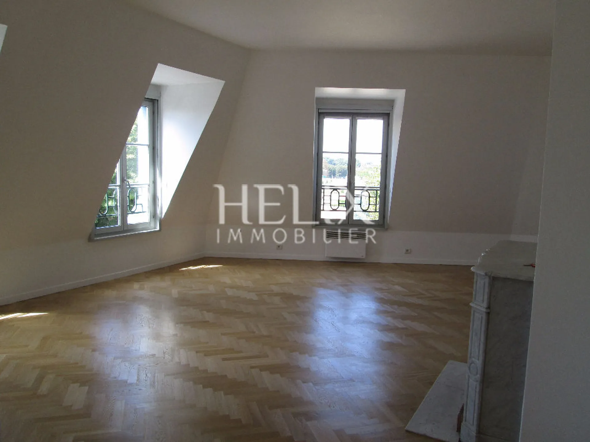 Quartier château un appartement de grand standing avec la vue sur le château de Saint Germain en Laye avec 2 chambres au pied du RER direction Paris La Défense