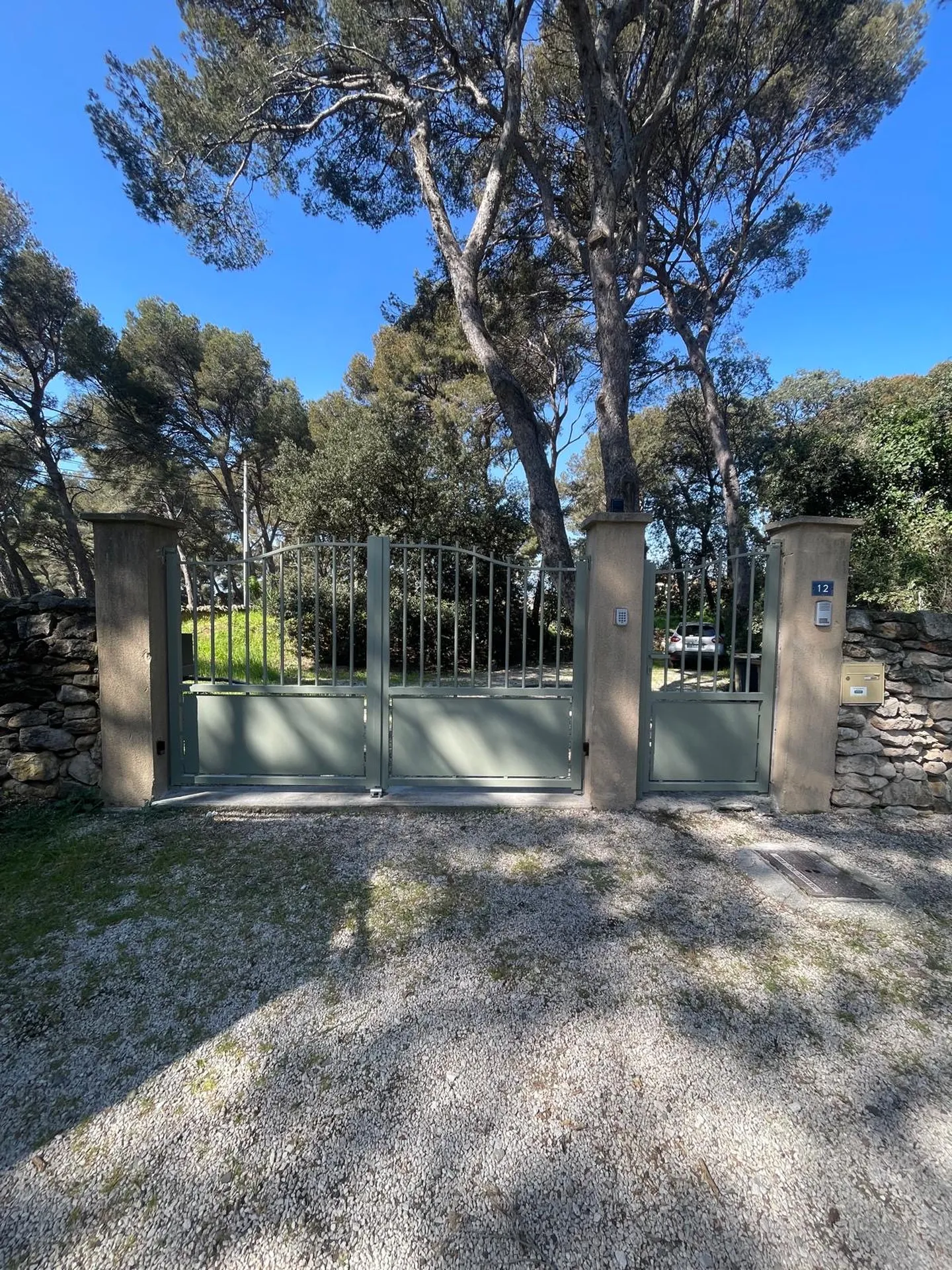 Installation d'un portillon et portail motorisé sur mesure en aluminium dans la commune de Martigues