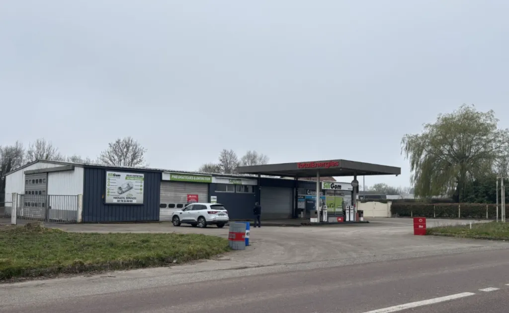 BEUZEVILLE - À vendre en exclusivité Locaux d’activités avec hall d’exposition et atelier