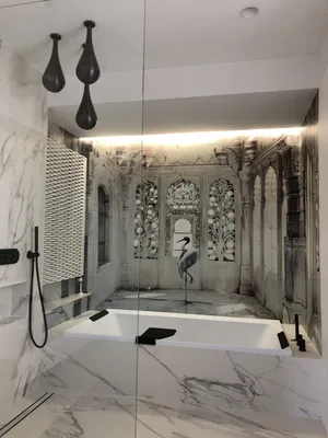 conception et réalisation d’une salle de  bain clé en main haut de gamme avec décor tapisserie , marbre et baignoire balnéothérapie 