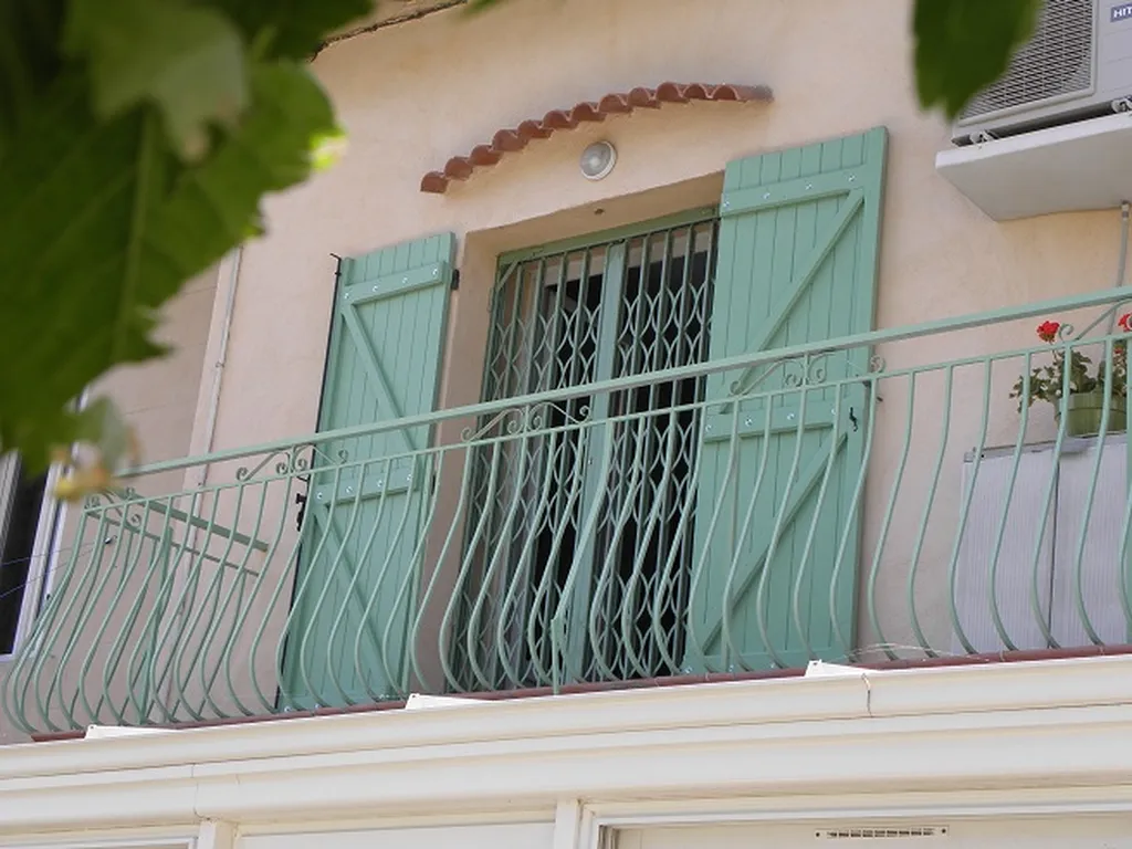 Installer une grille articulée extensible pour porte-fenêtre à Saint-Maximin-la-Sainte-Baume proche du Rousset