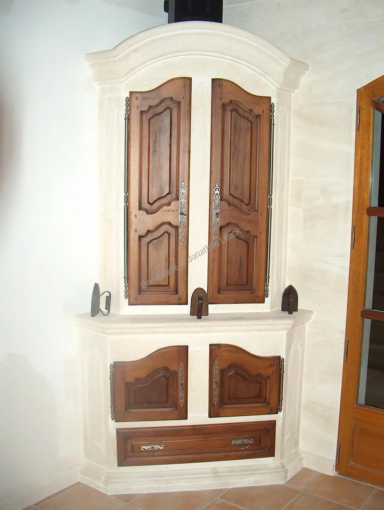 Armoire d'angle en pierre d'Estaillades