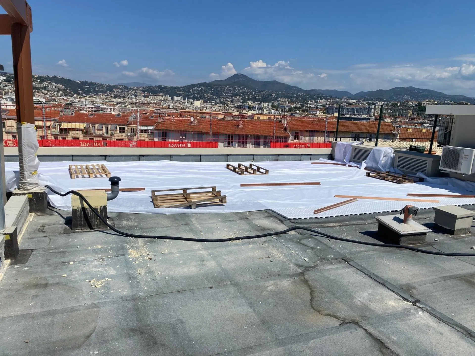 Préparation du drainage des jardinières avant mise en oeuvre de substrat allégé à Nice