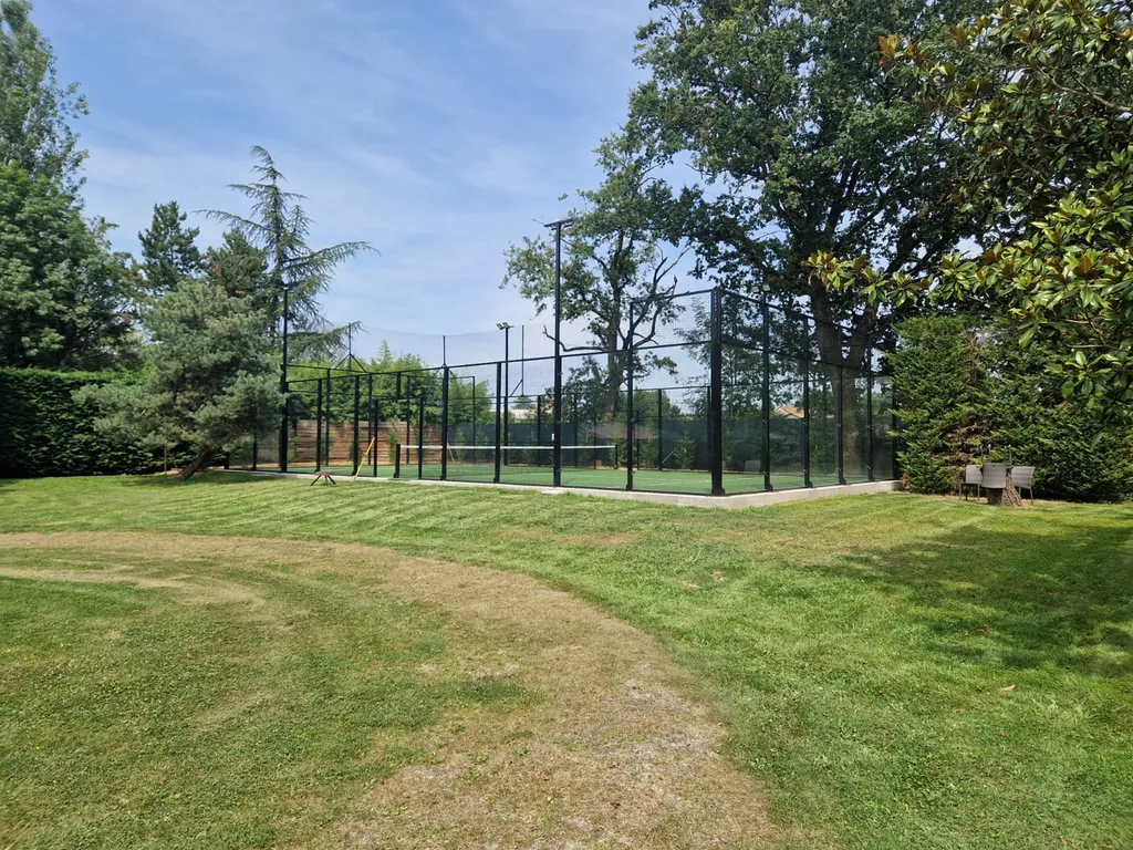 Création terrain de padel avec dalle béton drainante, réseaux et aménagement paysager complet à Chaponost