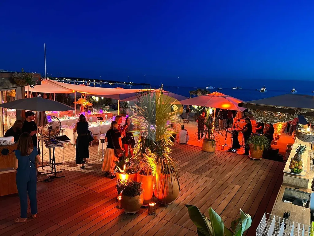 Sonorisation et mise en lumière pour l'organisation d'événements à la Plage du 3.14 à Cannes