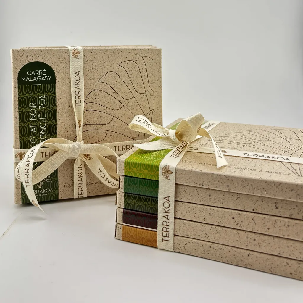 Coffret de tablettes chocolat Terrakoa avec sélection signature bean-to-bar fabriquée à Marseille à partir de cacao Madagascar