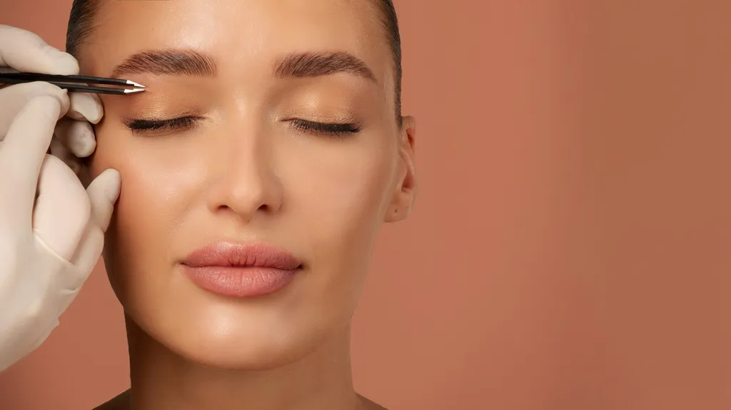 Épilation à la pince à Toulouse : reconstruction des sourcils avec précision pour un regard naturel grâce à nos experte à la Croix Daurade