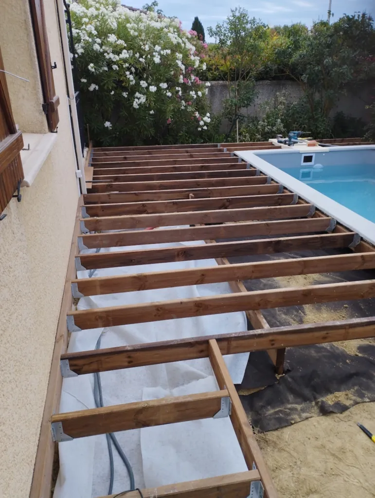 Terrasse en bois exotique Itauba de 50 m² : un aménagement sur mesure alliant élégance et durabilité à Montagnac