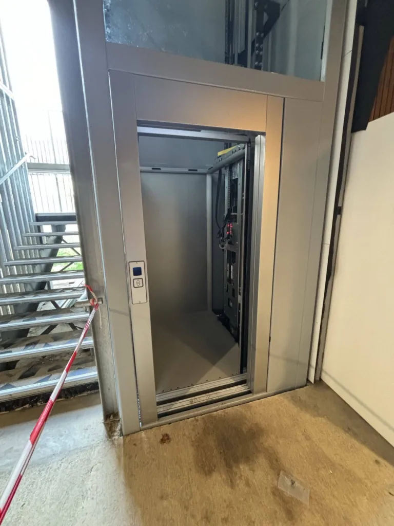 Elévateur vertical VIMEC tout électrique sur 2 niveaux dans un ERP à Marseille