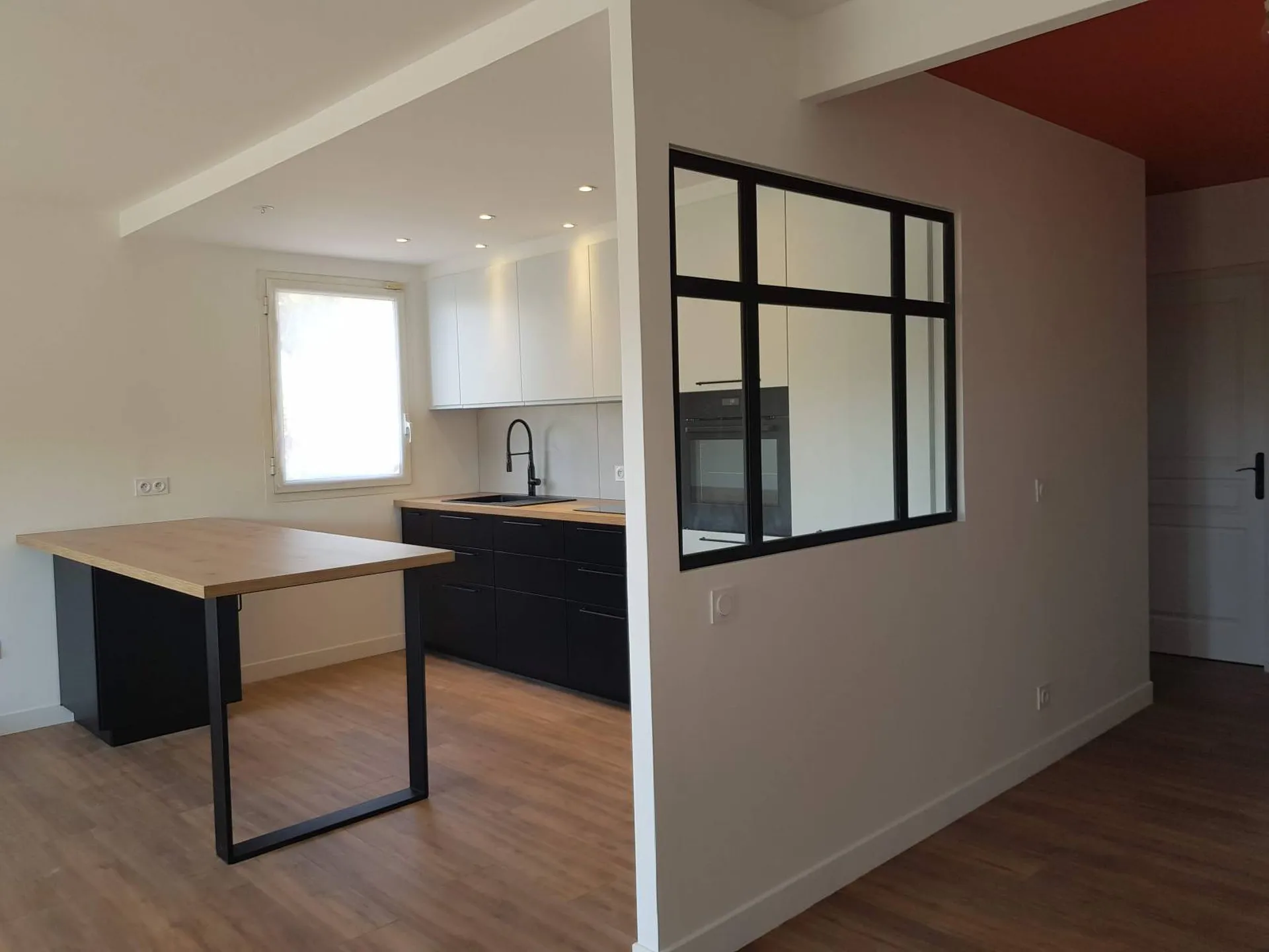 Cabinet d'architecte d'intérieur pour créer une verrière sur mesure en rénovation ou aménagement à Aix-En-Provence industrielle droite