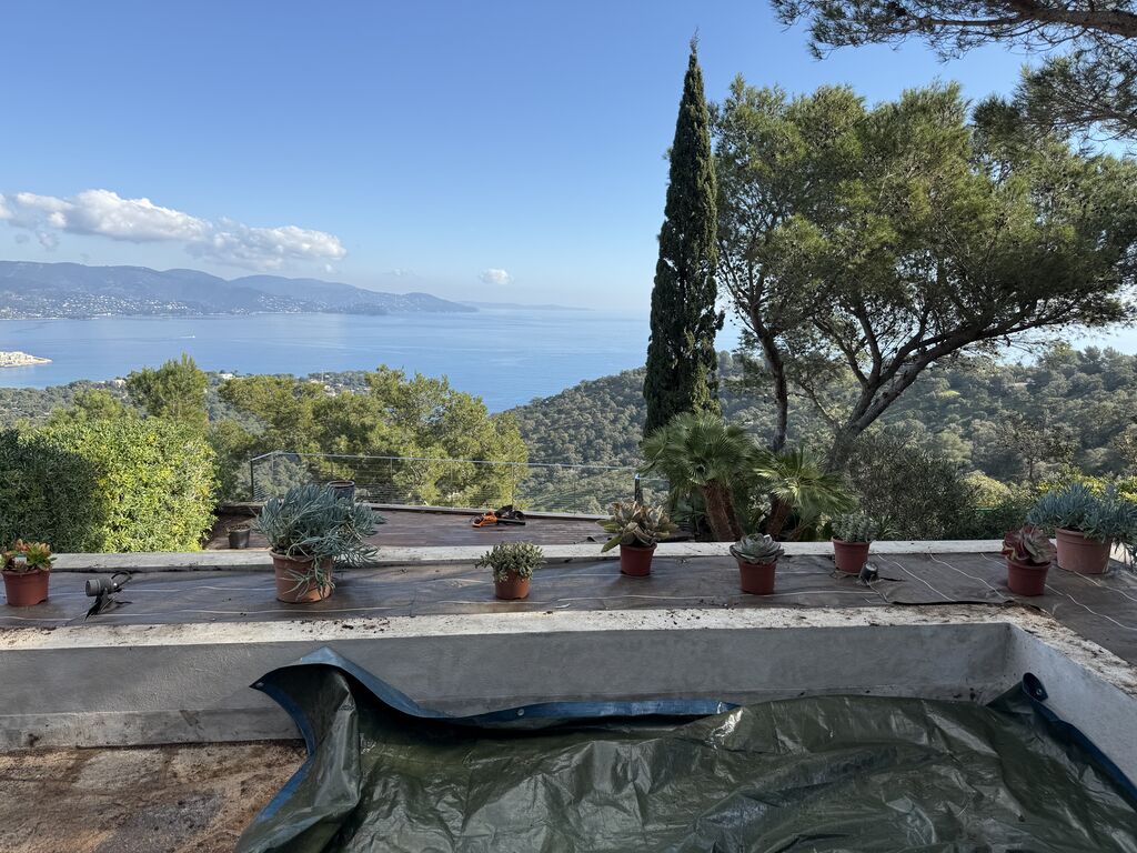 Création de massif exotique avec cactées, galets décoratifs et arrosage automatique pour villa à Bormes-les-Mimosas