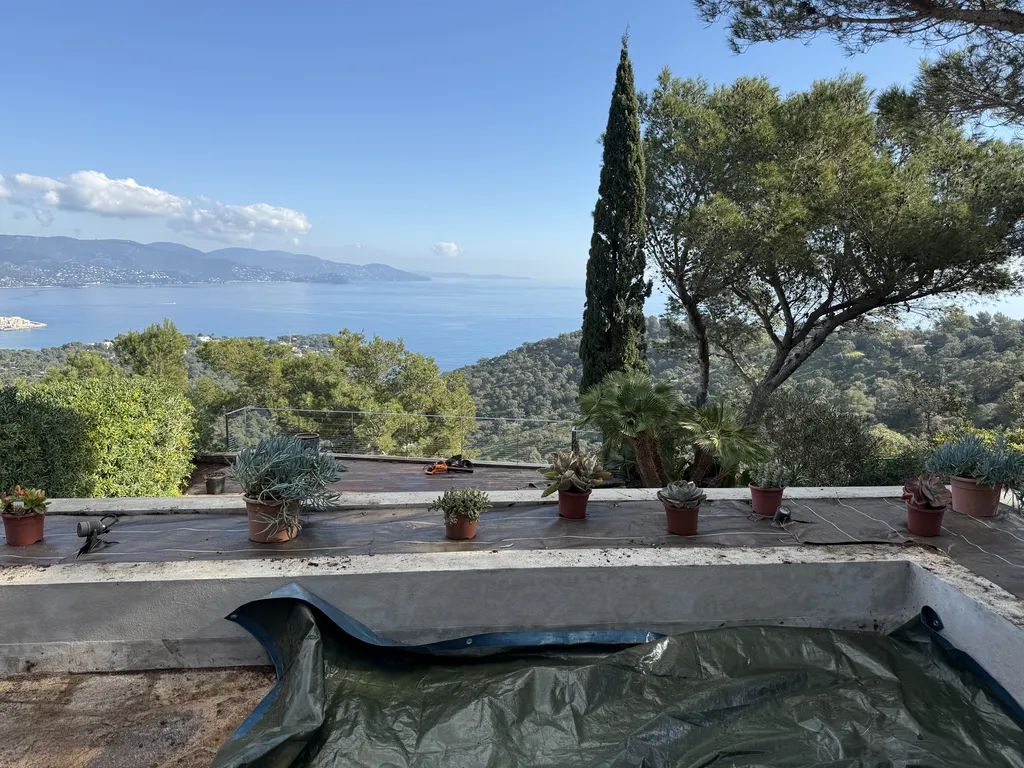 Création de massif exotique avec cactées, galets décoratifs et arrosage automatique pour villa à Bormes-les-Mimosas
