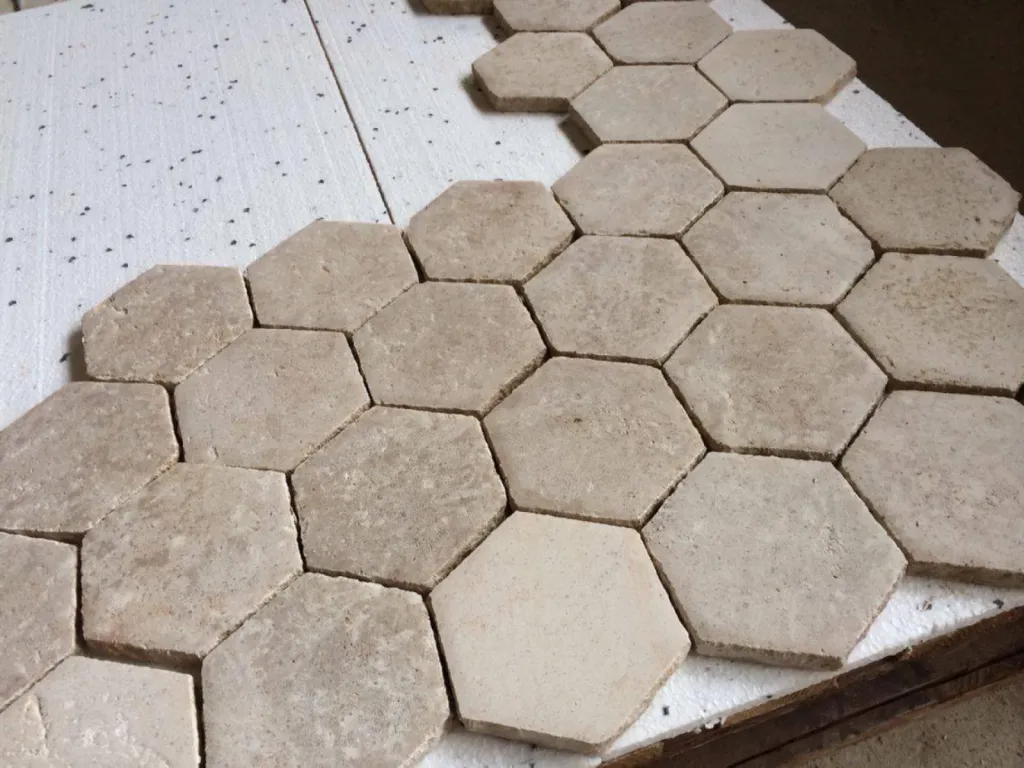 Pierre ancienne tomette et dallage au 36 rue de Bourgogne à Paris et dalle de Dordogne