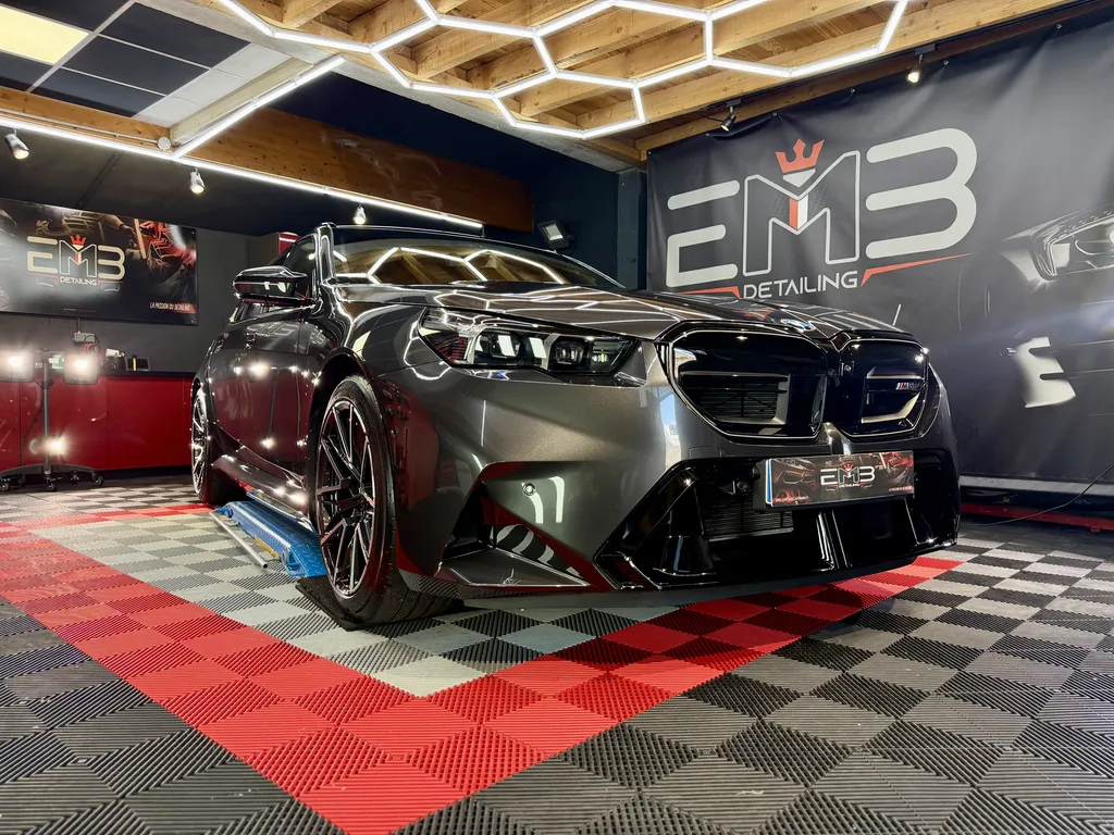 Protection PPF et traitement céramique sur une BMW M5 Touring près de Lyon chez EMB Detailing