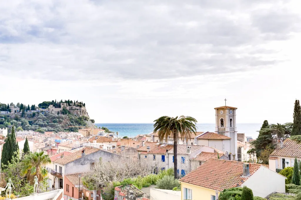 Appartement T3 Cassis  sous les toits d'une maison individuelle avec tropézienne vue mer et village