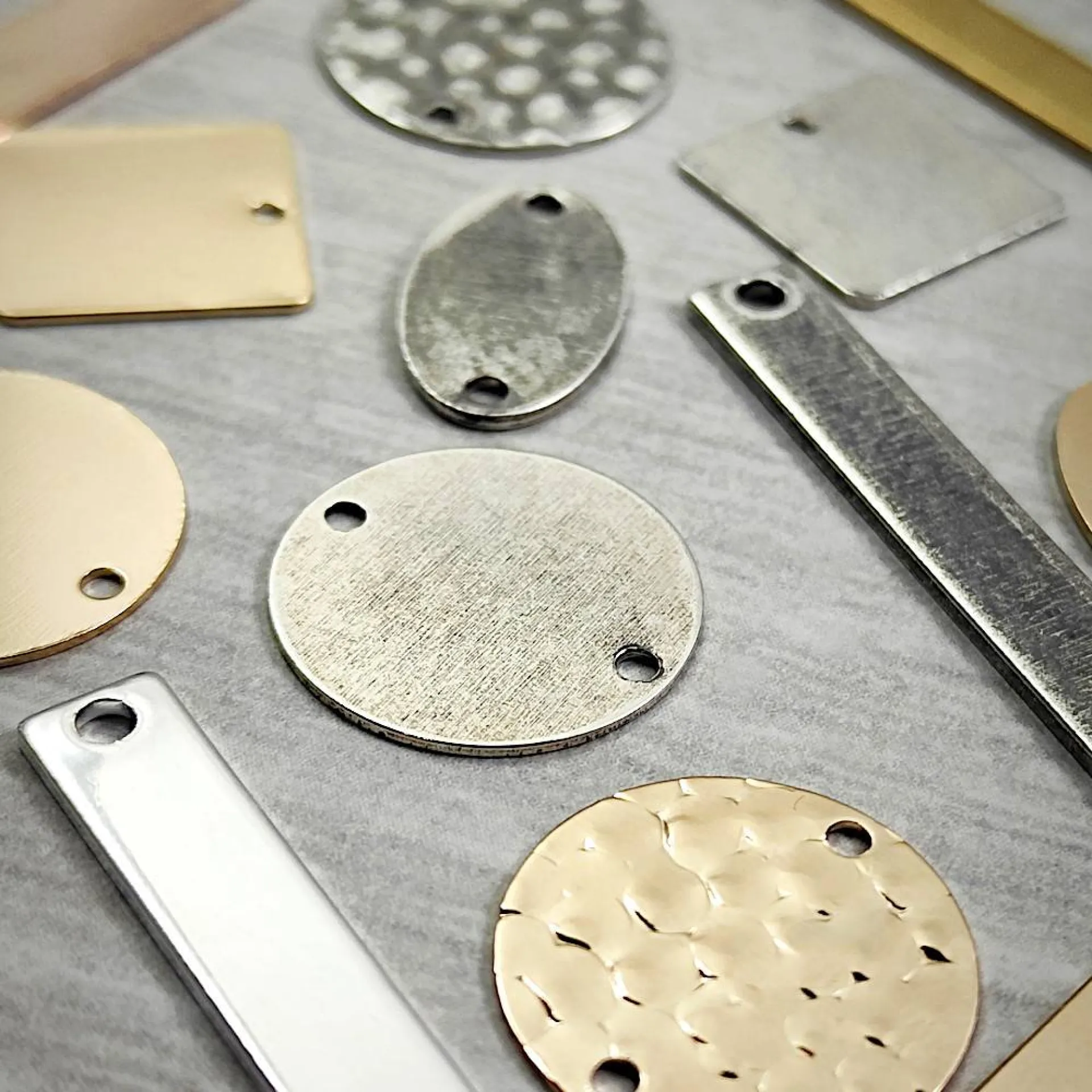 Médailles pour bijoux plaqués or ou plaqués argent pour bracelets et colliers