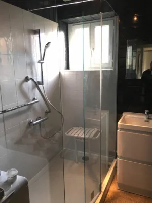 Remplacement baignoire par douche senior sécurisée