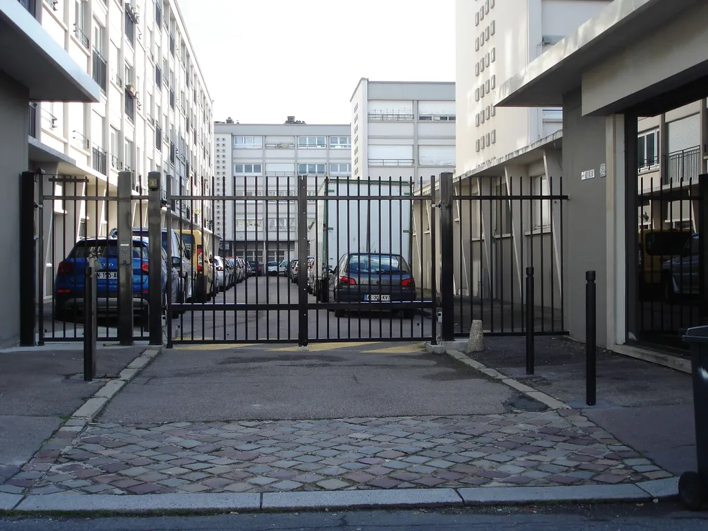 Installation de Portails Battants Motorisés pour Copropriété à Pont-l'Évêque dans le Calvados (14) à proximité de Deauville et Lisieux