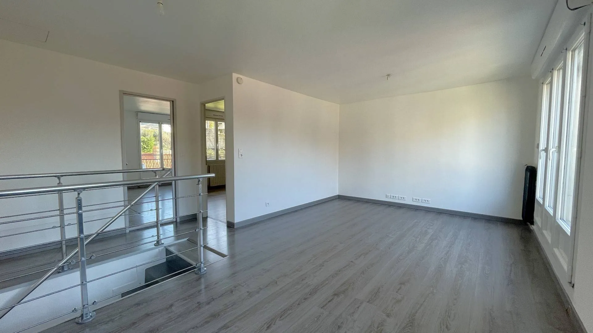 Bien immobilier à Dieppe, à vendre rapidement : Maison de ville de 120 m² avec garage, à deux pas de la plage et des commodités locales.