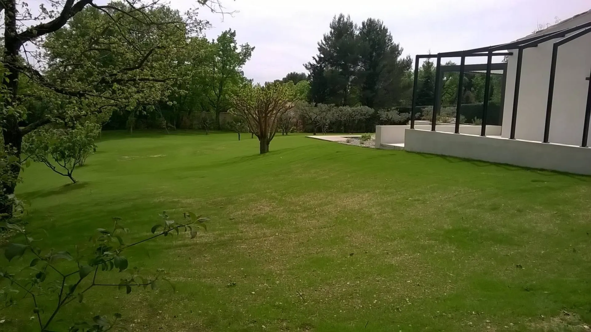 Pose d un semis de gazon de 2 000 m² pour une villa à Eguilles