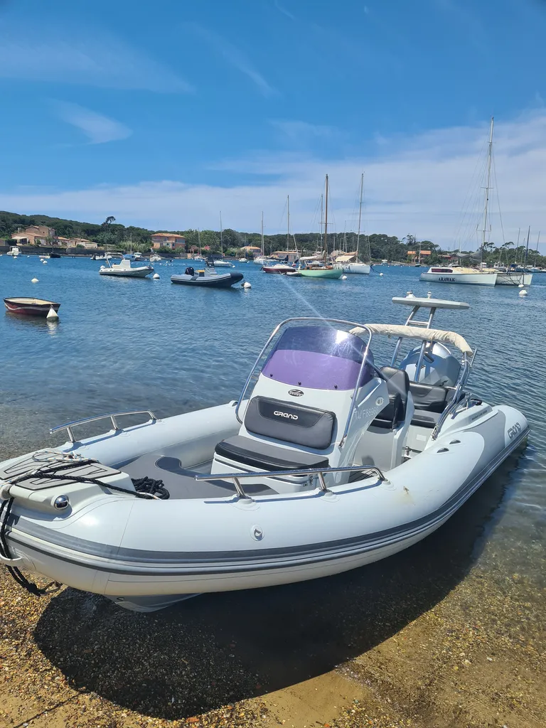 Toni Marine propose à la vente un semi-rigide Grand Boats Golden Line G500 homologué pour 9 personnes disponible en stock à La Londe-les-Maures près de Hyères