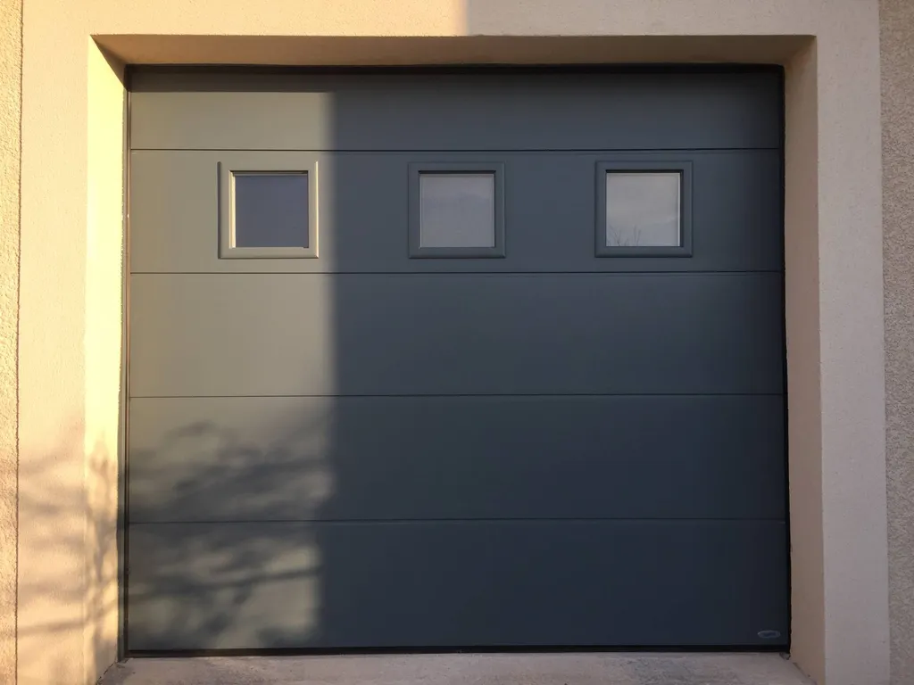 Porte de garage sectionnelle 3 hublots APT 84