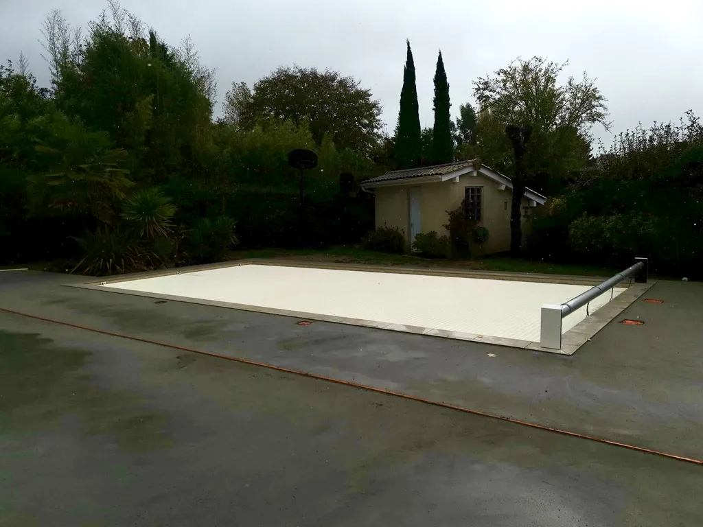 Devis gratuit pour l'installation d'un volet roulant motorisé pour une piscine autour de Bordeaux