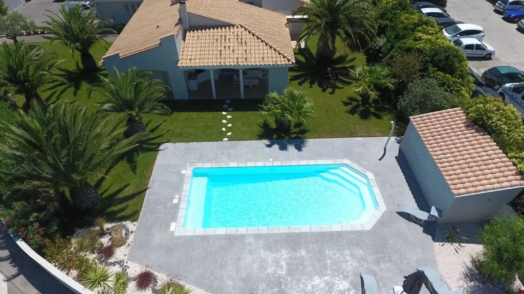 Piscine coque polyester AGATE 10 m : espace de nage spacieux, volet roulant immergé et confort absolu. Disponible à Ollioules, Sanary et Le Castellet avec Alliance Piscines 83.