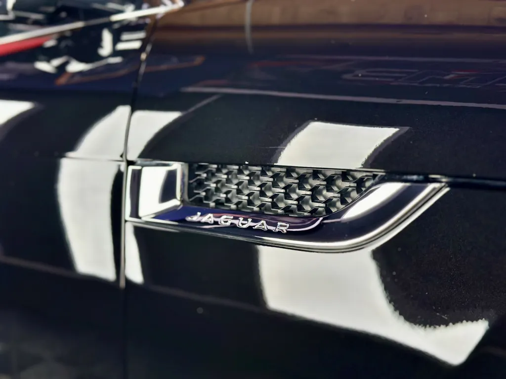 specialiste du traitement céramique sur Lyon detailing jaguar F-Type