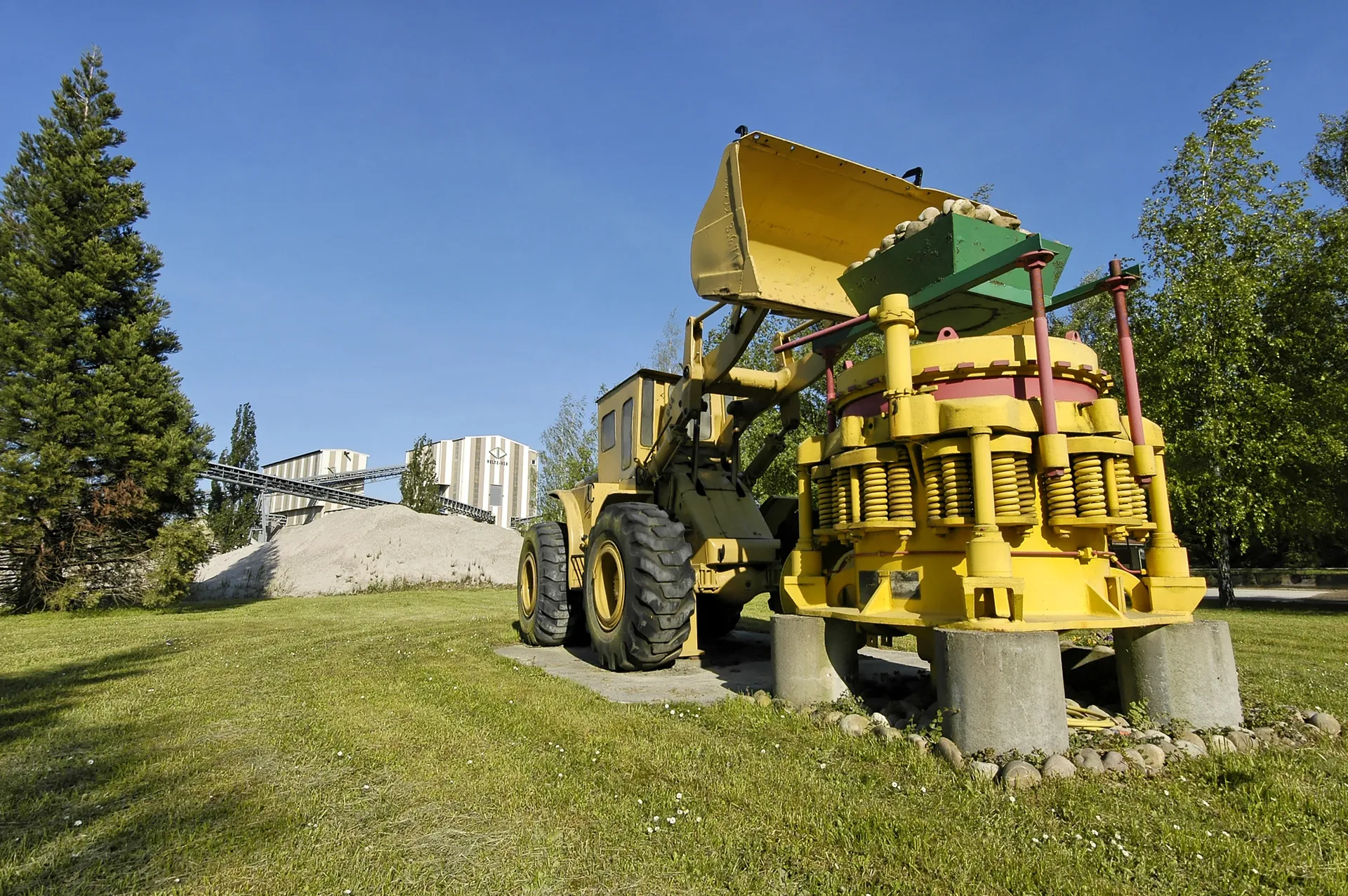 Anciens chargeur et concasseur