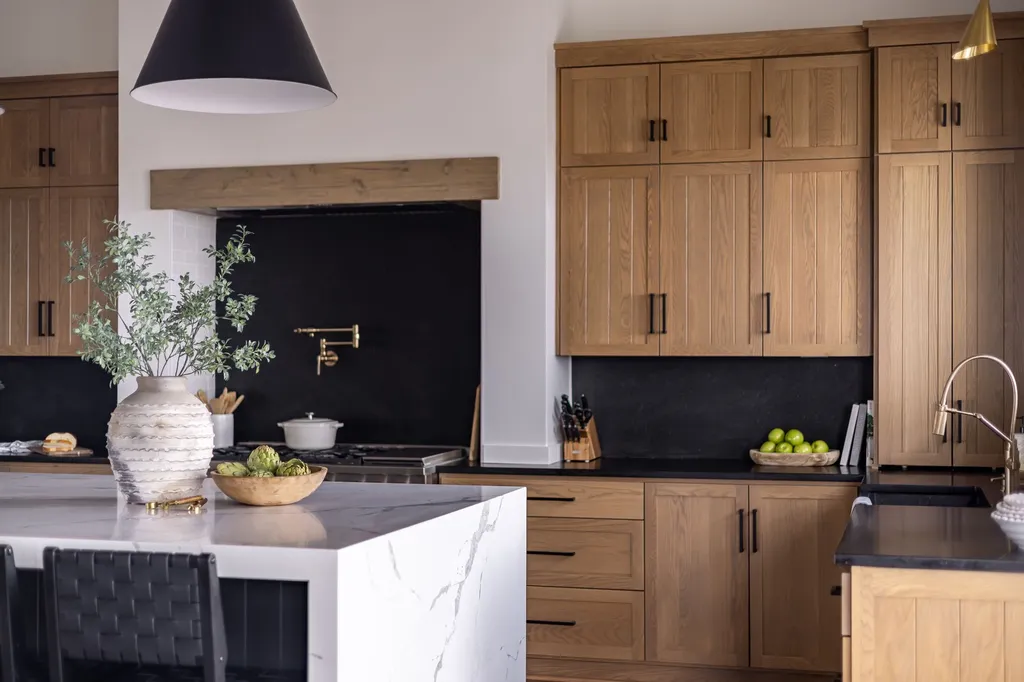 Créer une cuisine en bois sur mesure haut de gamme pour sublimer votre intérieur et optimiser votre espace à Marseille