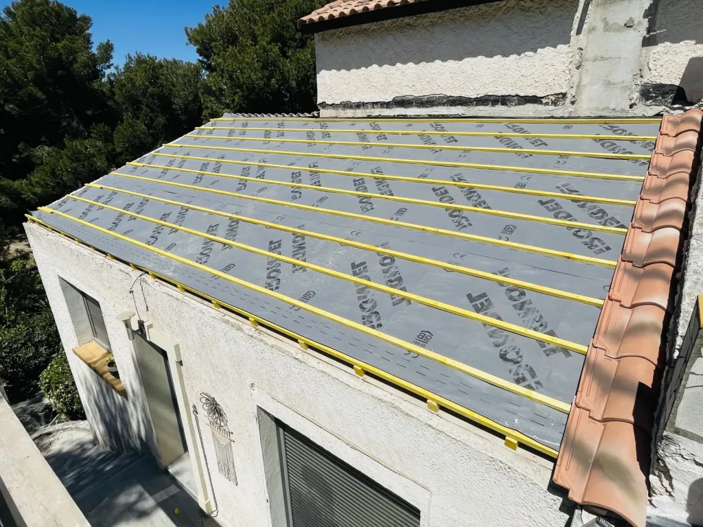 Réfection d’une toiture avec rénovation de charpente et isolation sur Aix en Provence.