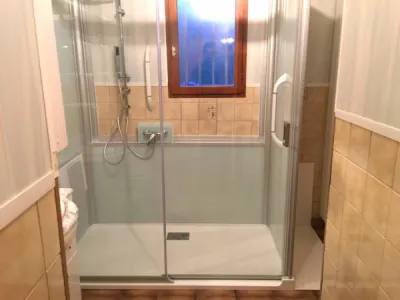 Remplacement baignoire par douche senior sécurisée à Allauch Bouches du rhône (13)