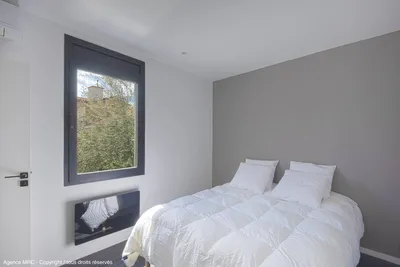 Agence MRC à Marseille : Architecte d'Intérieur de pour rénover, aménager et décorer 13007 chambre literie fenêtre noir mur beton