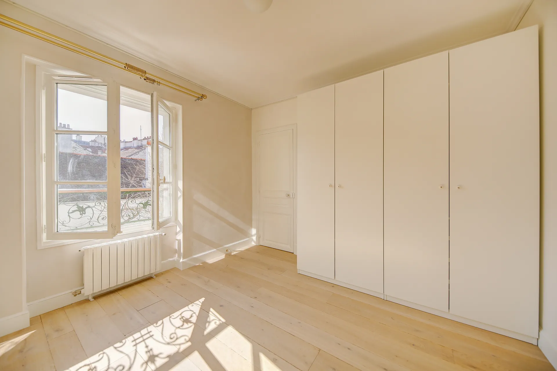 A louer appartement d'exception dans un hôtel particulier en centre-ville de Saint Germain en Laye, 4 chambres, parking, bus lycée international.