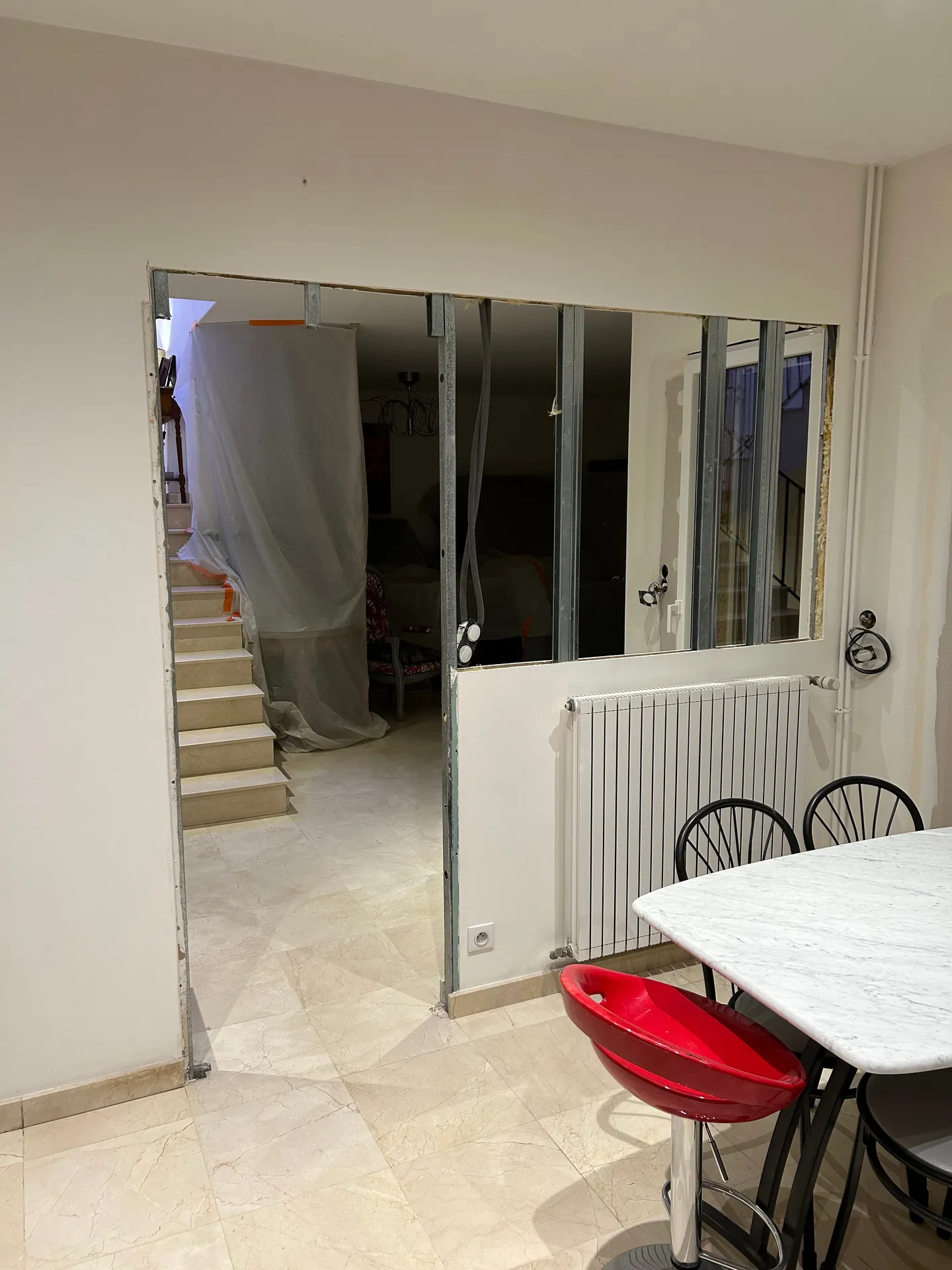 Découpe de cloison en placo pour création d’une ouverture avant pose de la verrière atelier