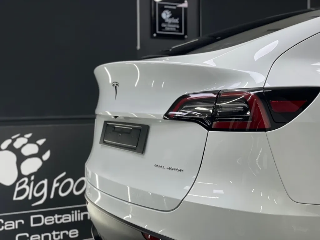 Traitement céramique Gtechniq Crystal Sérum Ultra Tesla Model Y à Vallauris 