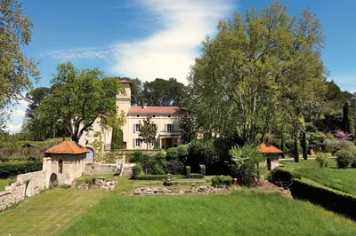 Propriété aux allures Florentines au coeur de 20 hectares, avec dépendances, chapelle privée, vues sur la forêt