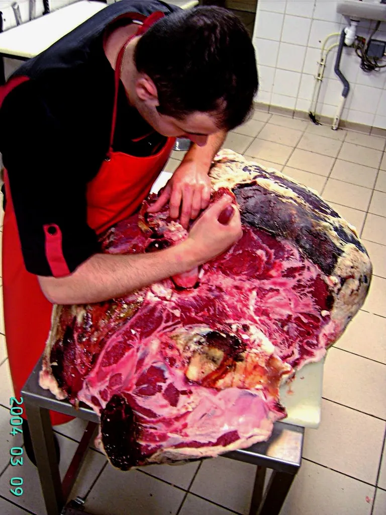 Désosse d'une cuisse de boeuf d'une génisse cularde charolais Label Rouge