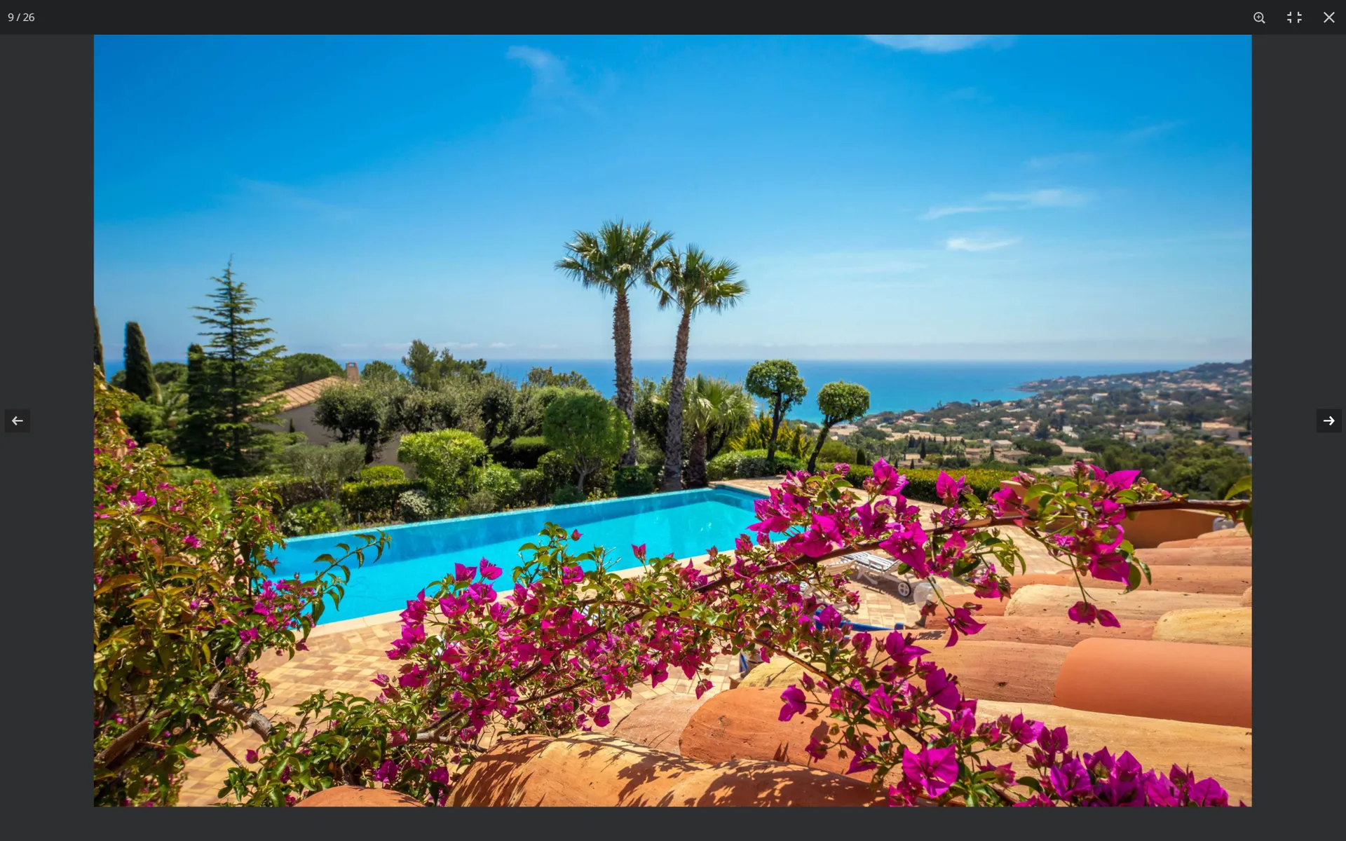 Villa provençale avec vue mer, piscine et jardin méditerranéen — le charme de Saint-Aygulf à deux pas des plages.